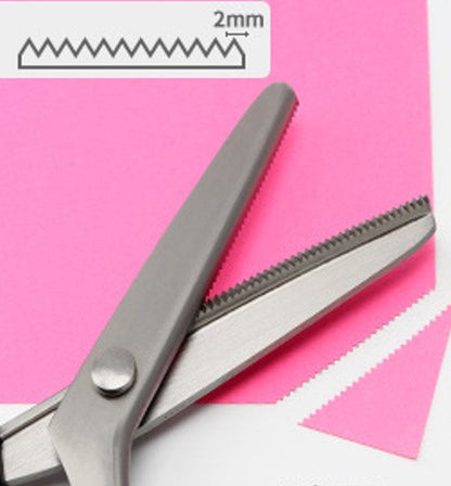 💪✂️ Van quilten tot kleding maken – deze roestvrijstalen kartelschaar met ergonomische grip knipt door álles, zonder zere handen. 50% KORTING!