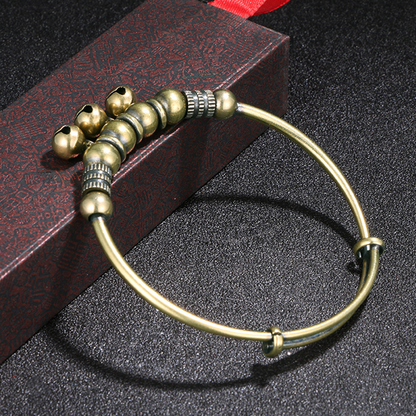Ein Hauch von Glück – der sanft klingende Glocken-Armreif. Verstellbar, verspielt und immer an Ihrer Seite.