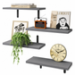 Wandgemonteerde zwevende houten planken met halfronde ijzeren beugels voor de badkamer, kruidenrek in de keuken en plantendisplay in de woonkamer