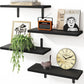 Wandgemonteerde zwevende houten planken met halfronde ijzeren beugels voor de badkamer, kruidenrek in de keuken en plantendisplay in de woonkamer