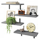 Wandgemonteerde zwevende houten planken met halfronde ijzeren beugels voor de badkamer, kruidenrek in de keuken en plantendisplay in de woonkamer